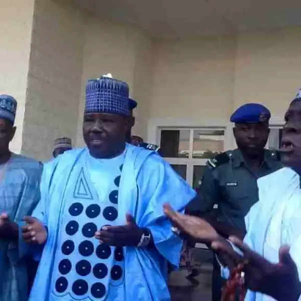 Sacked PDP Chairman, Sheriff Shares Money As Large Crowd Storms His Mansion (Photos)